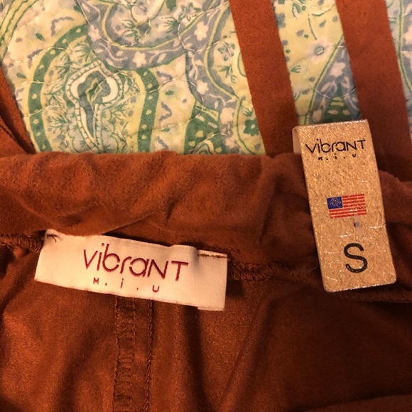 Vibrant faux suede shorts - Picture 2 of 3